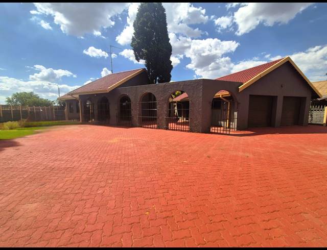 3 BEDROOM HOUSE FOR SALE IN SONLAND PARK